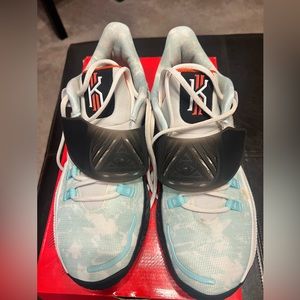 Men’s Kyrie 3.  Few spots.  Comes with box.  Men’s size 11.